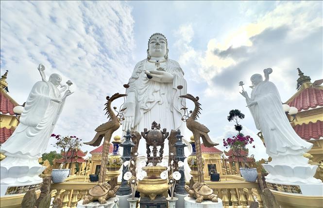 Tượng Phật Tổ A Di Đà uy nghi cao lớn, là điểm nhấn chính trong quần thể tượng của Chùa. Ảnh: Thanh Sang - TTXVN